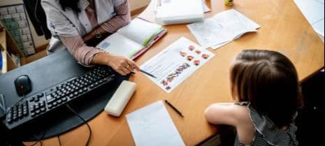 Enfant parlant à un médecin