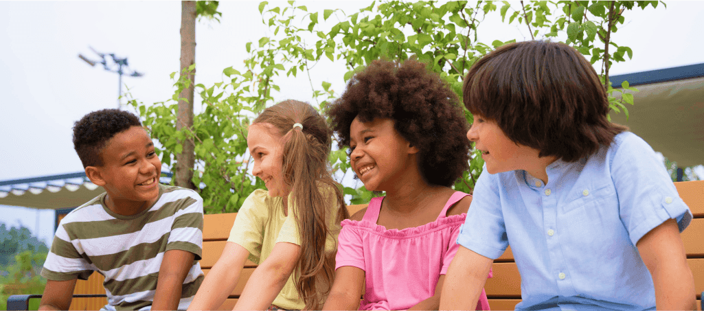 groupe d'enfant souriants à l'extérieur