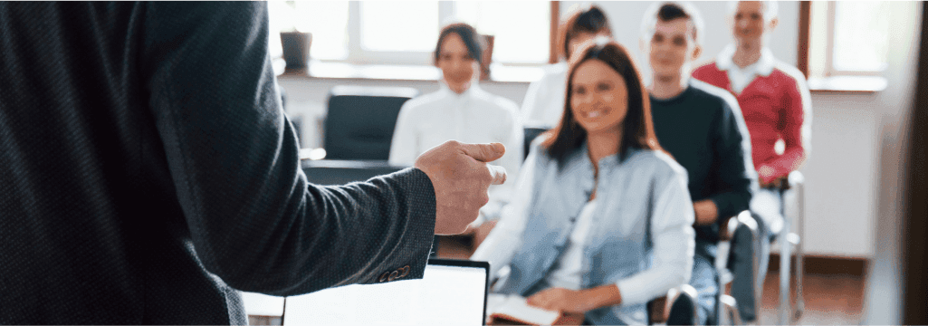 groupe d'adolescents dans une classe