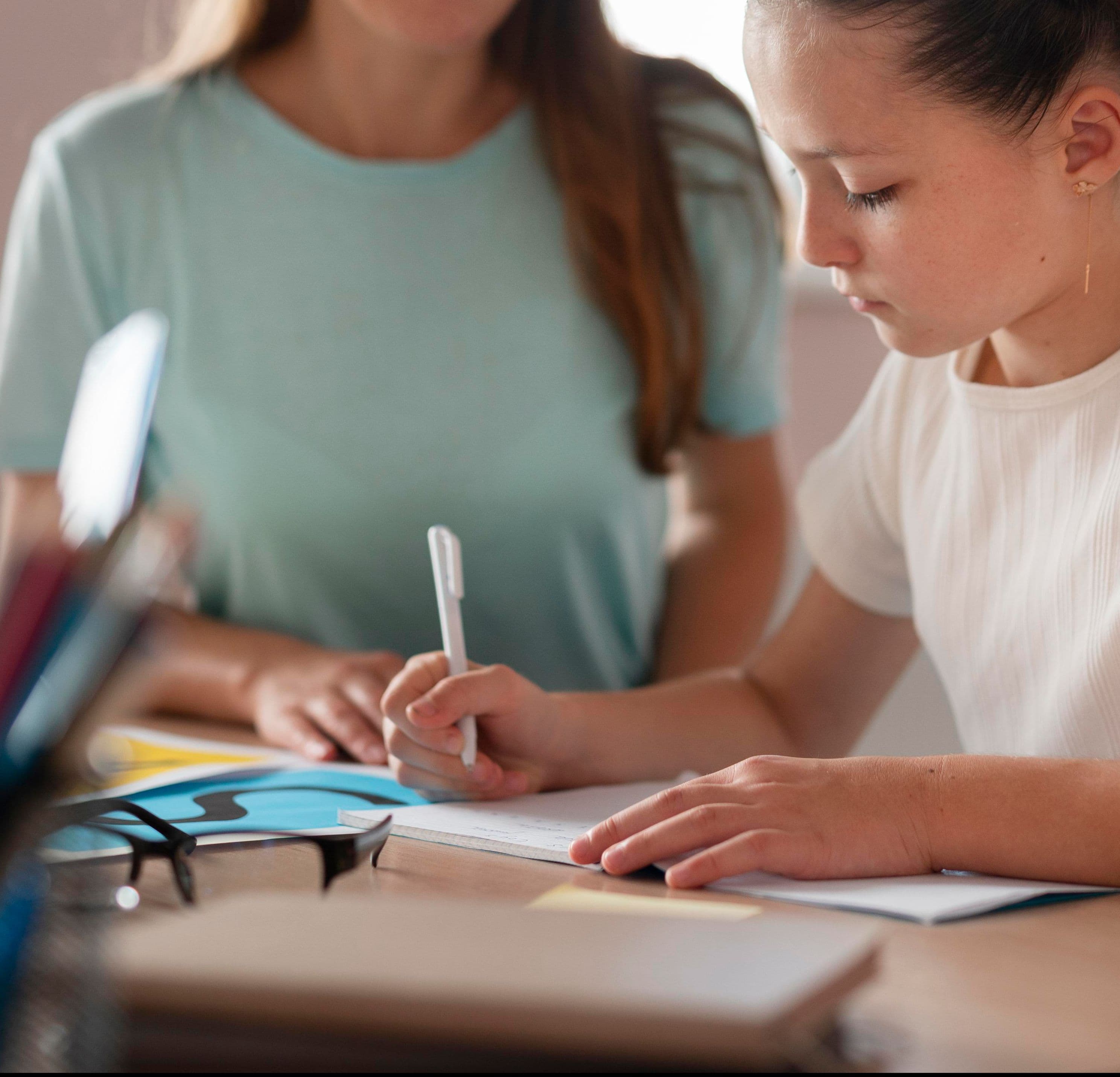 Jeune fille faisant ses devoirs